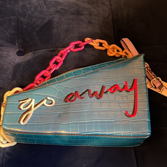 “Go Away” triangle bag - Picture 5 of 6